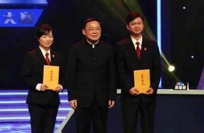 李姜（左一）获全国法院十佳新闻发言人。