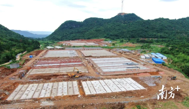 位处龙坪镇东村的连州大家食品有限公司生态养殖建设基地，投资6亿元，建成后可实现年出栏肉猪20万头。