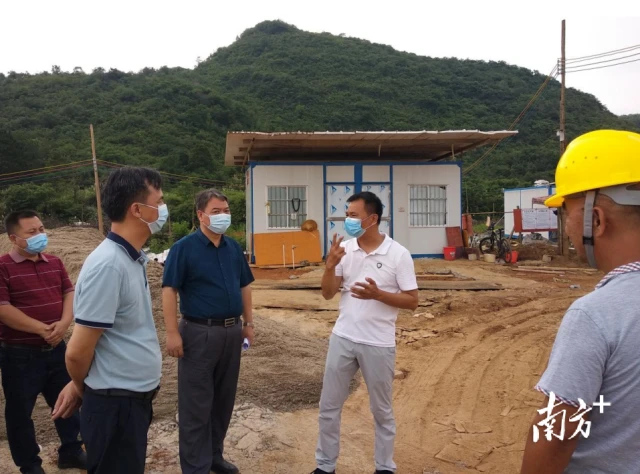 连州市人大常委会党组成员夏东生，连州市副市长刘永忠等一行人调研生猪产业发展情况。张晓欣 摄