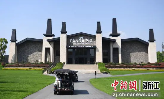 游客前往参观两头乌智慧养殖场。 王刚供图