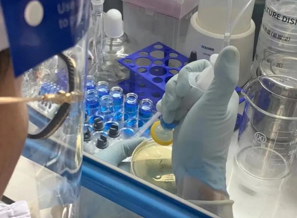 高中学历父亲回应救儿子自制药 现实版的药神