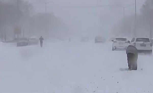 内蒙古通辽降雪46小时积雪深度破纪录 火车“破雪”前行